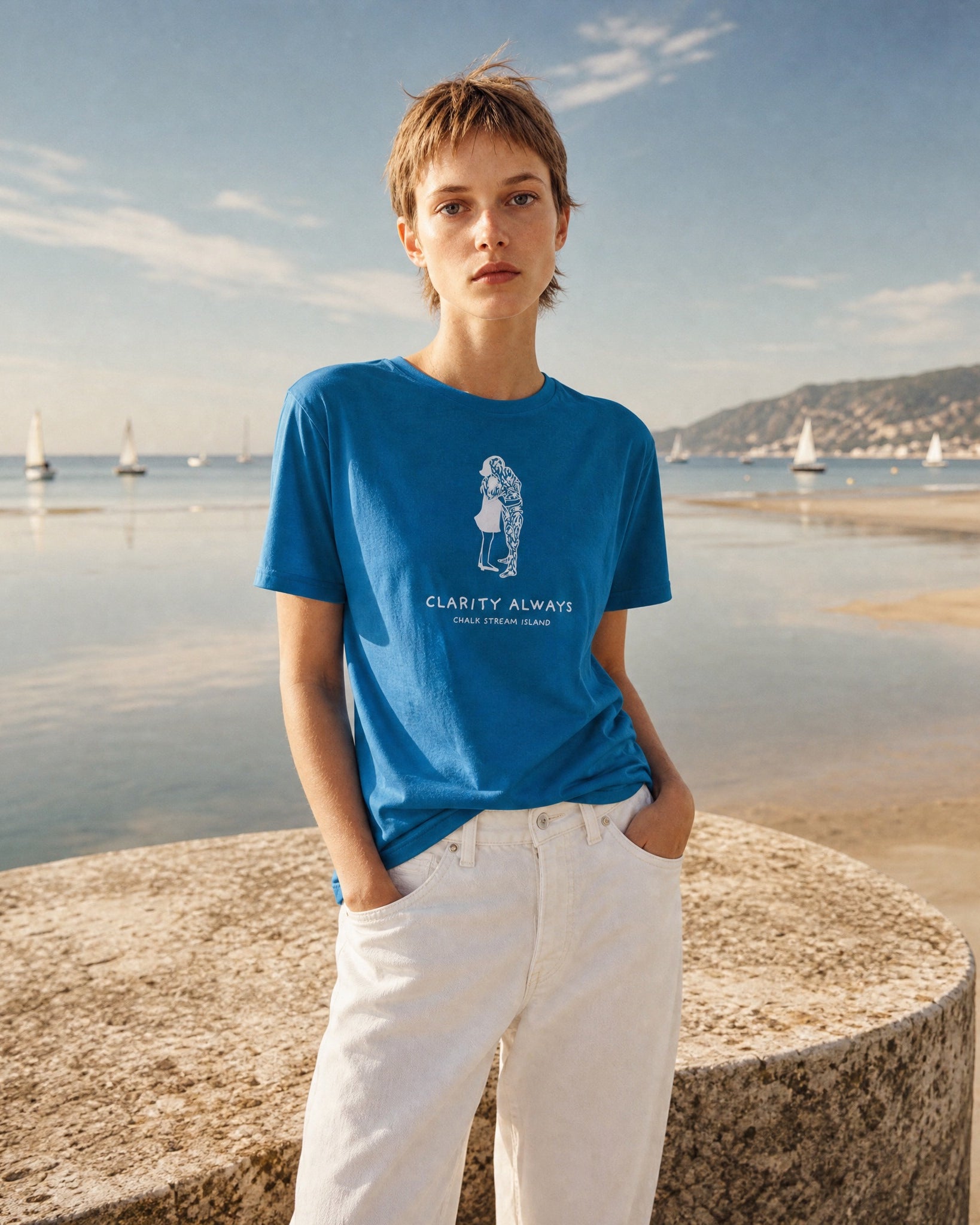 Jolly & Goode Sapphire / S Clarity Always, Chalk Stream Island, Hugging Tee Cheeky British Style