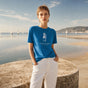 Jolly & Goode Sapphire / S Clarity Always, Chalk Stream Island, Hugging Tee Cheeky British Style